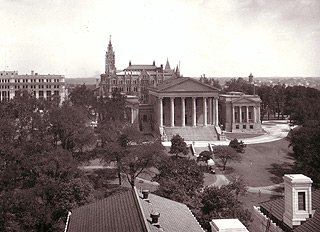 Post-renovation (1912) Capitol and grounds